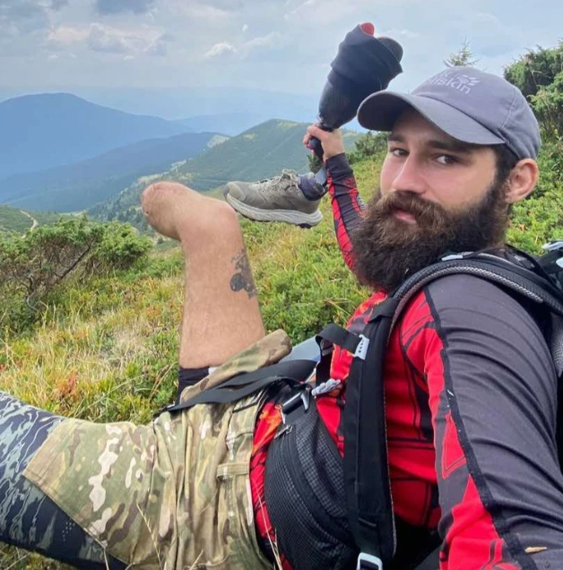 Мільйон на армію. Ветеран із протезом ноги піднявся на найвищі вершини Карпат заради донатів